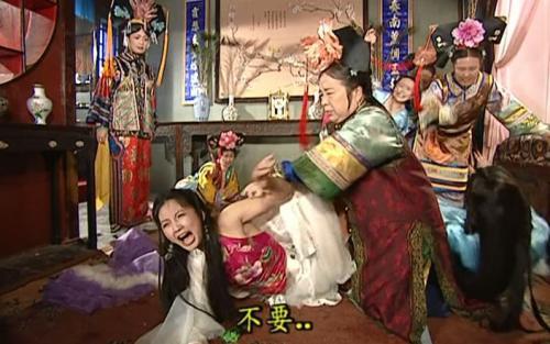 还珠格格:经典版香妃与翻拍版香妃衣服被扒,翻