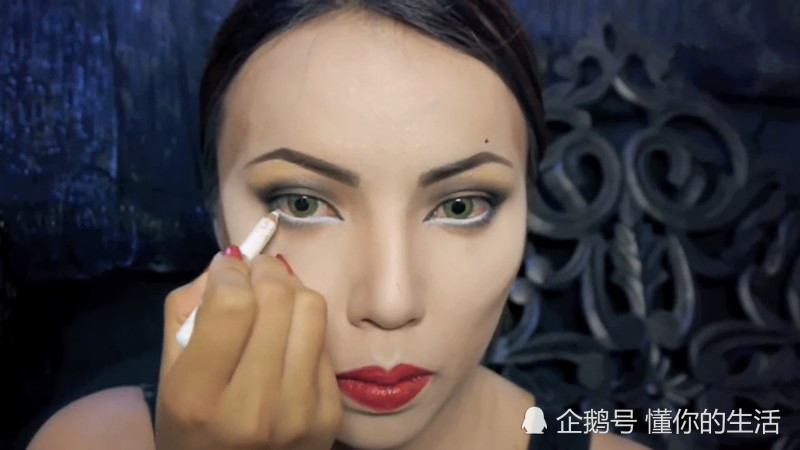 80后阿姨在家闲着没事仿妆皇后,化完妆穿上衣