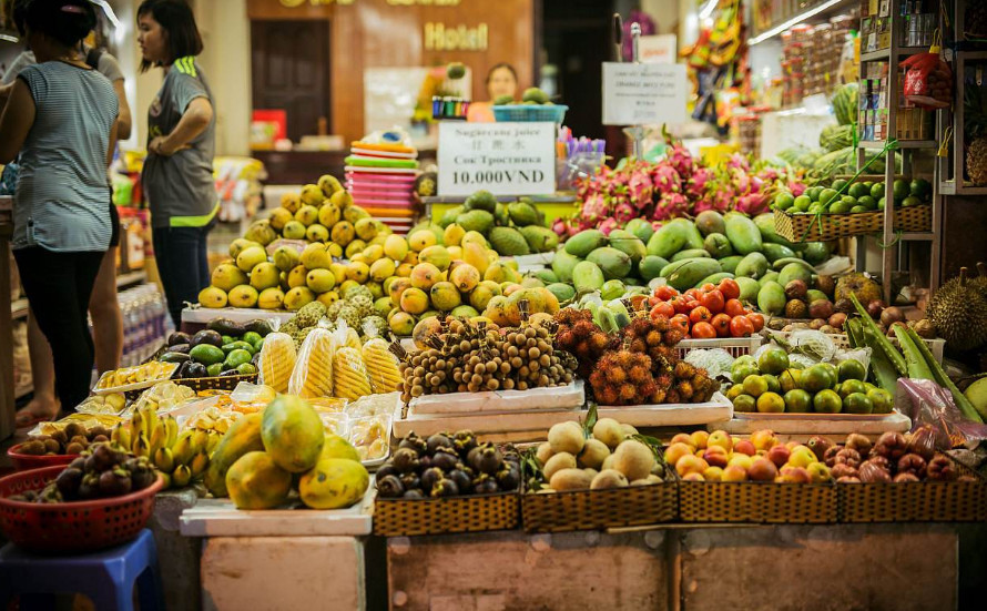 对中国游客拳打脚踢,中国人禁售标语,却大批游