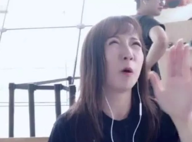 网友户外偶遇莉哥,第一眼简直不敢相信,这素颜