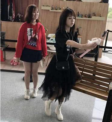 网友户外偶遇莉哥,第一眼简直不敢相信,这素颜