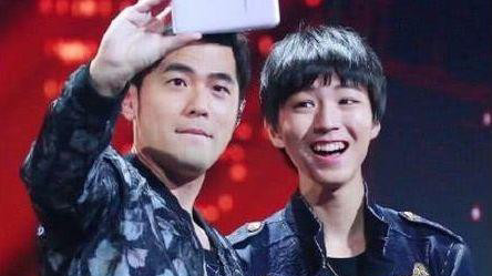 白敬亭看到偶像目不转睛,李易峰表现矜持,而最