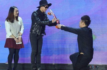 白敬亭看到偶像目不转睛,李易峰表现矜持,而最