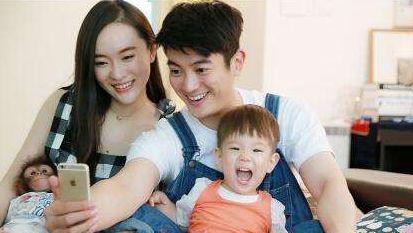 白敬亭看到偶像目不转睛,李易峰表现矜持,而最