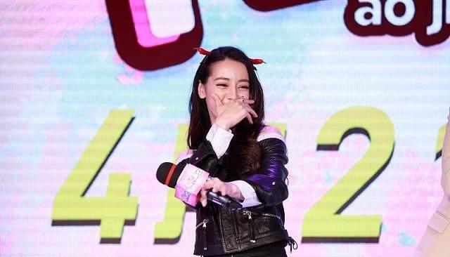 迪丽热巴突如其来的粉丝福利 晒出九宫格照片