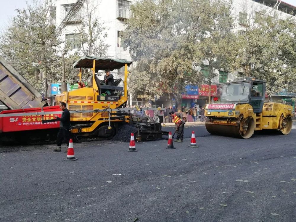 西充双凤街上的道路,修了不到一年,为什么又在