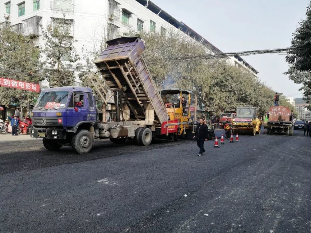 西充双凤街上的道路,修了不到一年,为什么又在