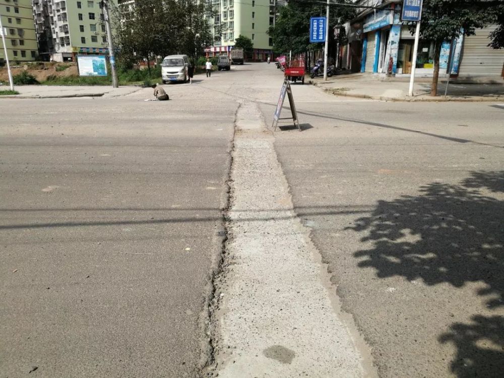 西充双凤街上的道路,修了不到一年,为什么又在