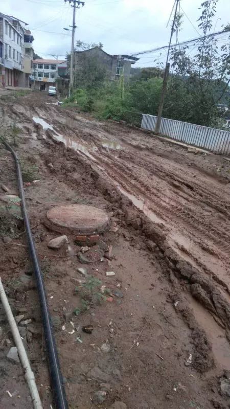 西充这个乡镇的街道好久修得好?下雨天群众出