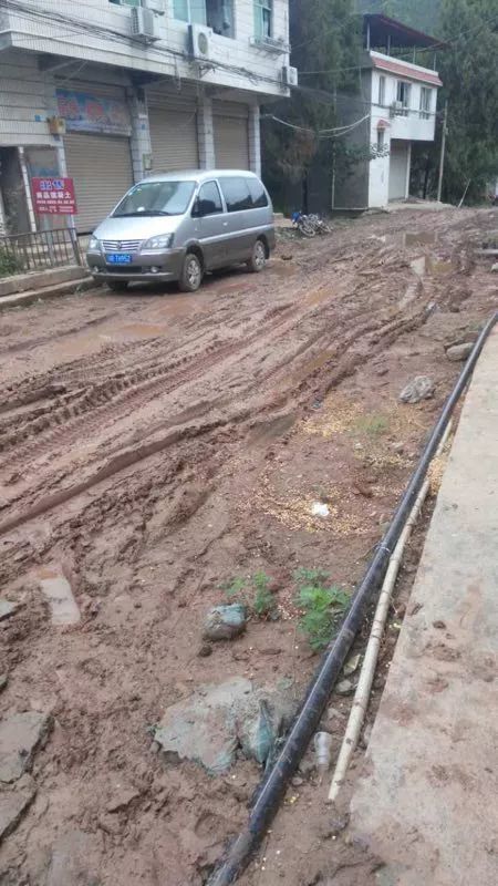 西充这个乡镇的街道好久修得好?下雨天群众出