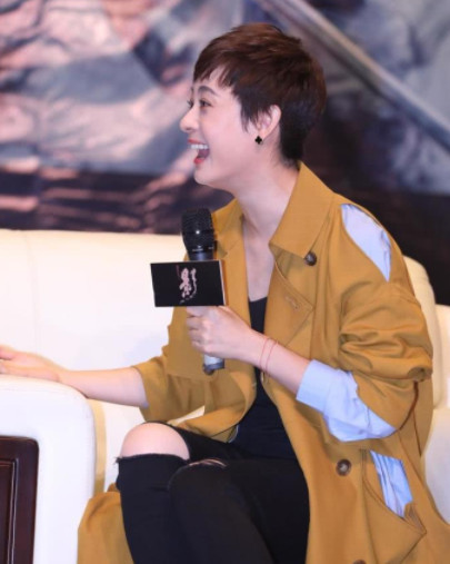 孙俪生日邓超晒时间截图,出席活动开怀大笑,展