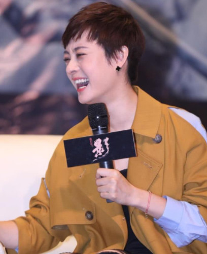 孙俪生日邓超晒时间截图,出席活动开怀大笑,展