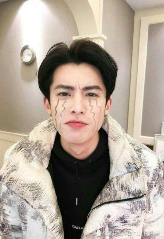 王鹤棣机场显疲惫,棒球帽也难遮额头伤疤,粉丝