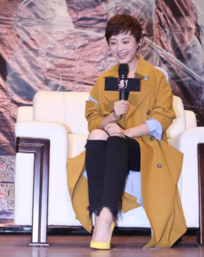 孙俪生日邓超晒时间截图,出席活动开怀大笑,展