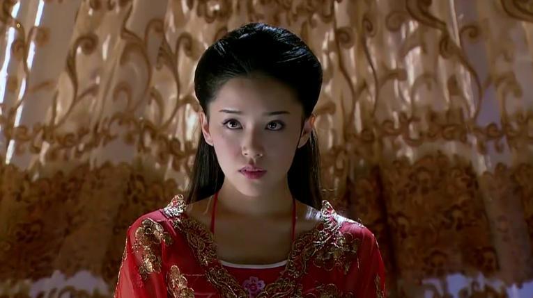 新还珠:永琪欣荣大婚之日,谁注意到小燕子的头