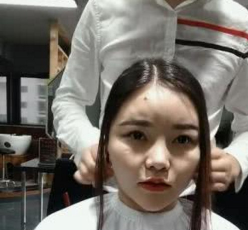 抖音大脸女孩换新发型,看到剪完后的她,网友
