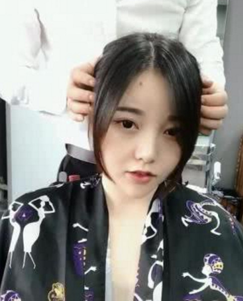 抖音大脸女孩换新发型,看到剪完后的她,网友
