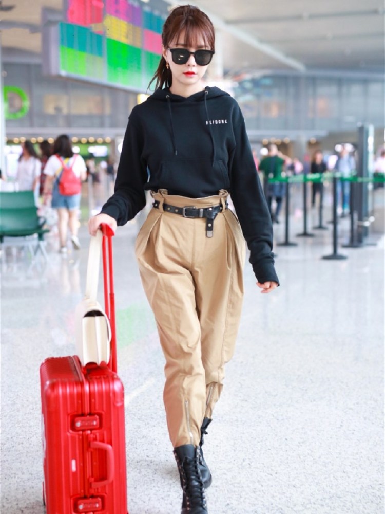 蔡文静现身机场,卫衣搭配休闲裤真减龄,28岁嫩