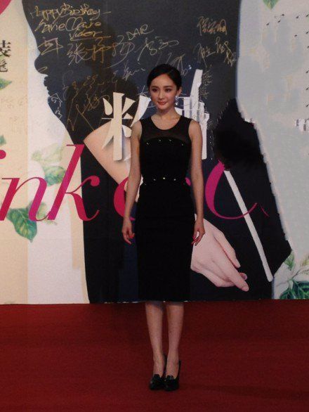 厉害了杨幂!薄纱连衣裙撑出迷人弧线,网友:刘恺