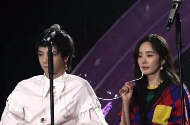 杨幂犯花痴?节目中玩华晨宇的衣服,网友:呼叫