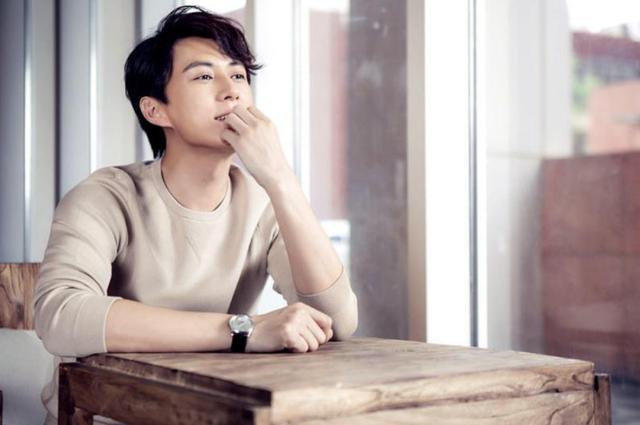 老干部靳东采访闹大笑话,上微博热搜第一名,他