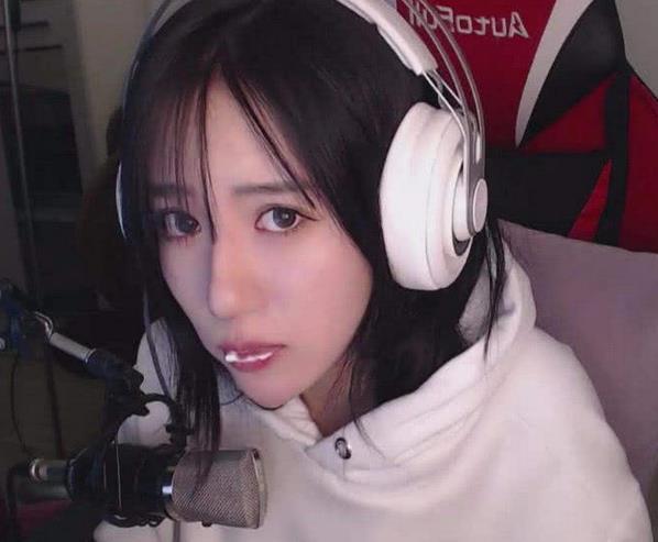 斗鱼呆妹儿直播开火车,秀丁字裤惹争议,网友