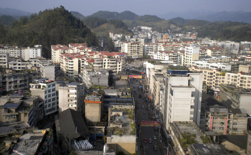 咸丰县常住人口约37万,地处恩施州的西南部,和直辖市重庆接壤,境内