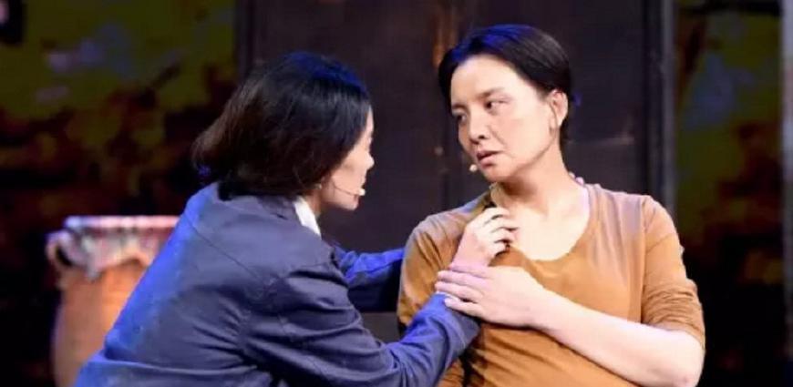 张小斐手里拿的东西,暴露了她的人品,网友:素质