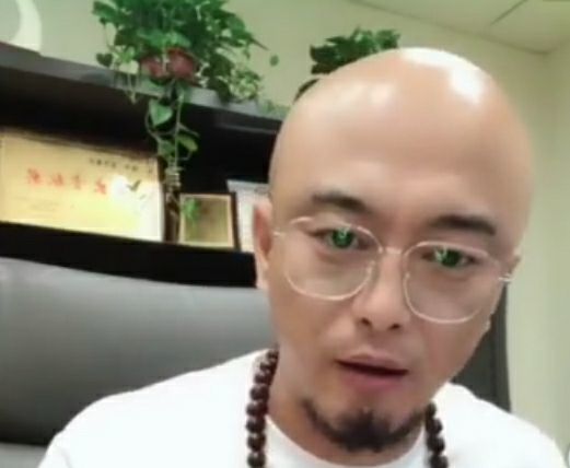 快手百万星光五哥爆二驴买通前员工黑他,网友