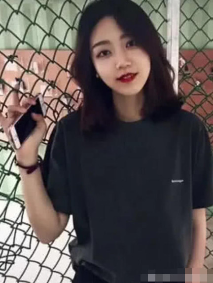 抖音最会照骗的女生,黑框眼镜大饼脸,看到真