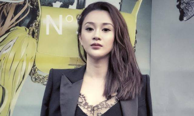 财权交原配52岁何震亚,感情给后宫陈昱霖何