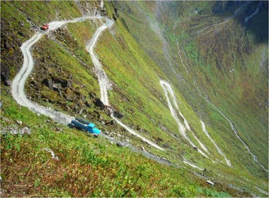 中国"最险峻"的公路,投资9.5亿跨越险峰,是人民的脱贫