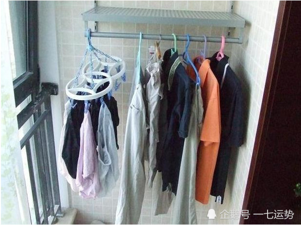 阳台晾衣服会挡住客厅里的光白,一个巧妙设计,就能解决问题