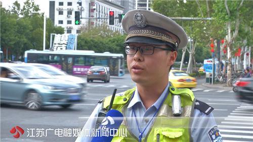 拿着美国加州驾照在南京淡定开车 交警:属无证驾驶