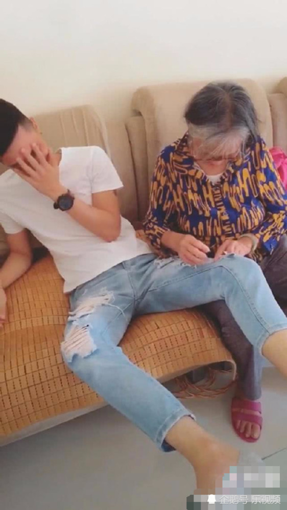 见孙子穿破洞裤回家奶奶拿来针线全都补上,网