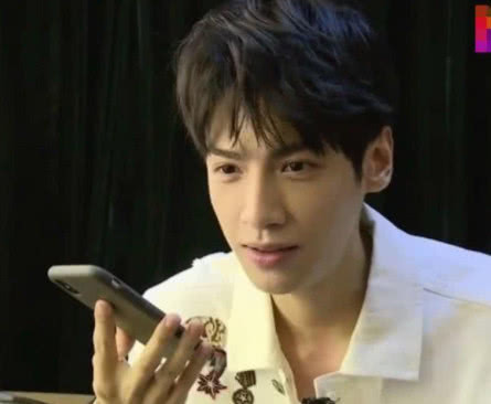 罗云熙玩游戏不小心曝光通讯录,第三个是她网