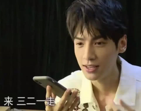 罗云熙玩游戏不小心曝光通讯录,第三个是她网