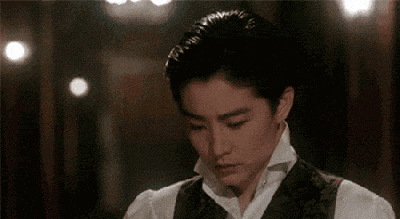 而在《笑傲江湖》里饰演的东方不败更是男装女装都有一种枭雄气质.