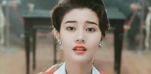 颜值巅峰时期的李嘉欣关之琳,都美貌无双,谁更