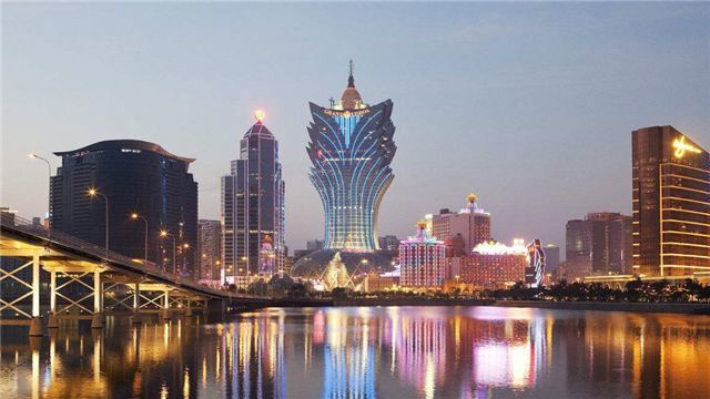 香港澳门离深圳很近,工资也高,为什么人们更愿