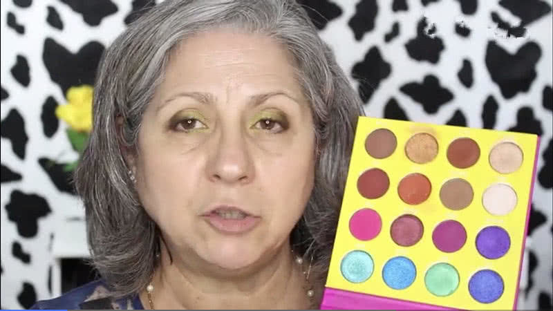 60岁老太太妆后变30岁美女,自带奶奶灰发型,简