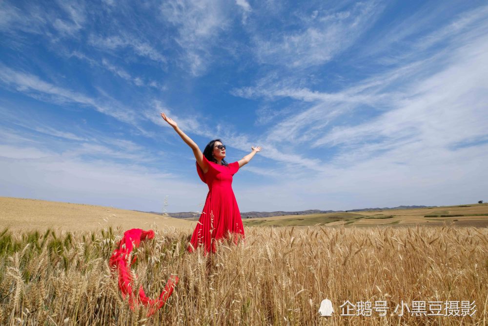 一组美女在广漠荒原里的照片,羡煞众人!