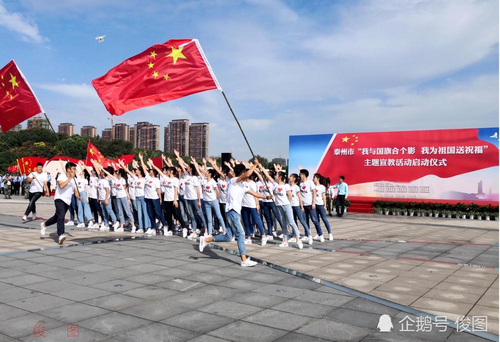 我与国旗来合影,想不到朋友圈里成"网红"