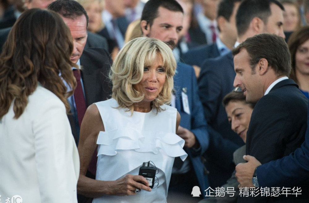 法国总统马克龙和大自己25岁妻子近照,这对姐