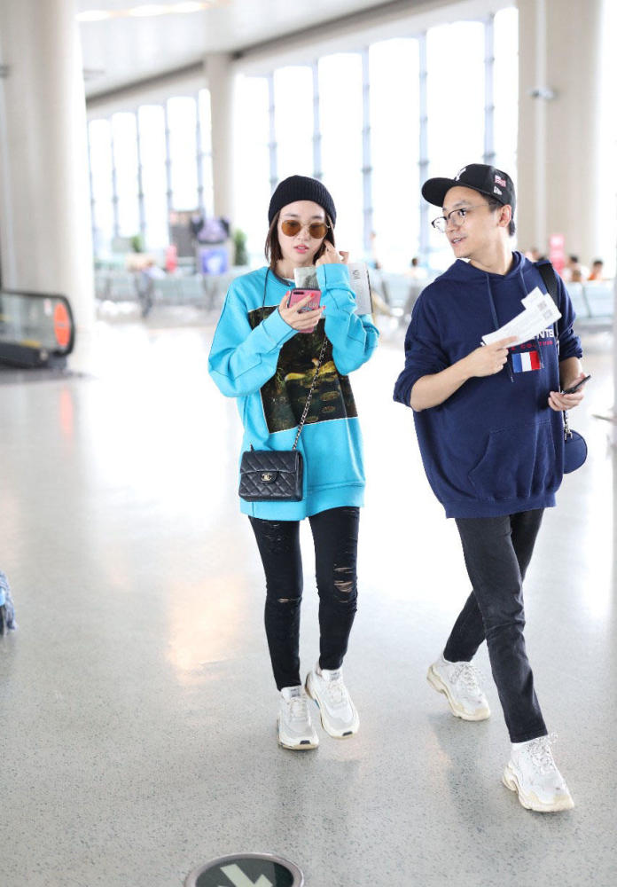 唐艺昕瓜皮帽可爱十足,蓝色卫衣配破洞牛仔裤