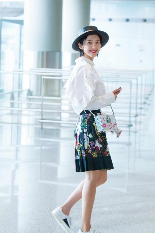 唐艺昕瓜皮帽可爱十足,蓝色卫衣配破洞牛仔裤