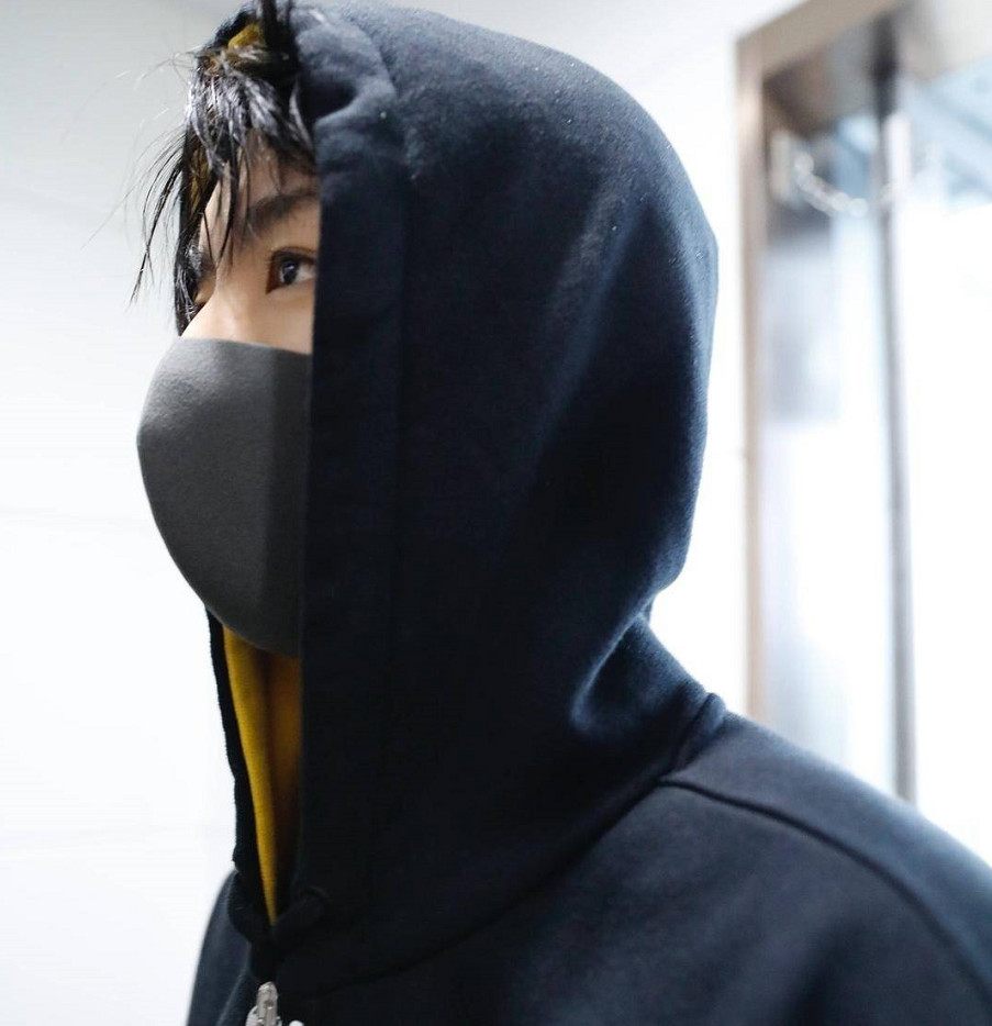 王俊凯八中校庆,同学目光都在王俊凯身上,唯独