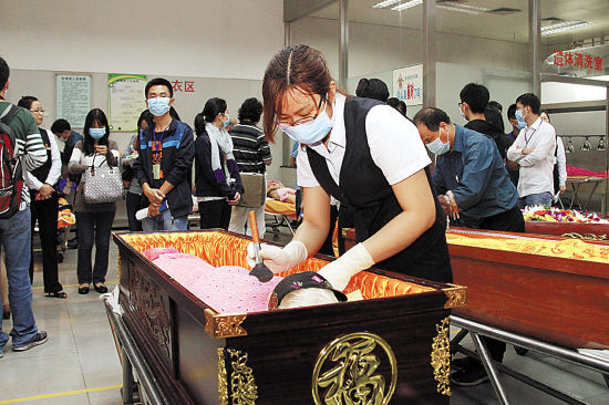 艾滋病人去世后,为什么没有殡仪馆敢接遗体?答案让人沉思