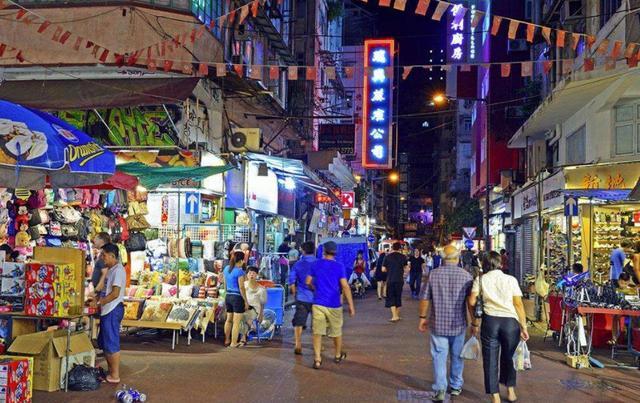 美国姑娘:在中国晚上10点后还能出门?网友的回