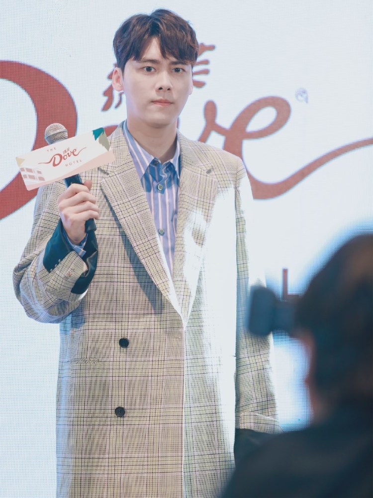 李易峰西装外套越穿越大,这次直接把181cm的